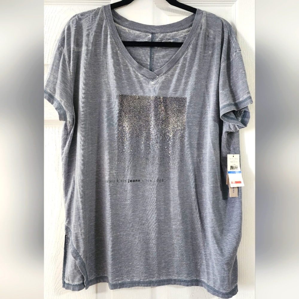 NWT - Gray Calvin Klein t-shirt